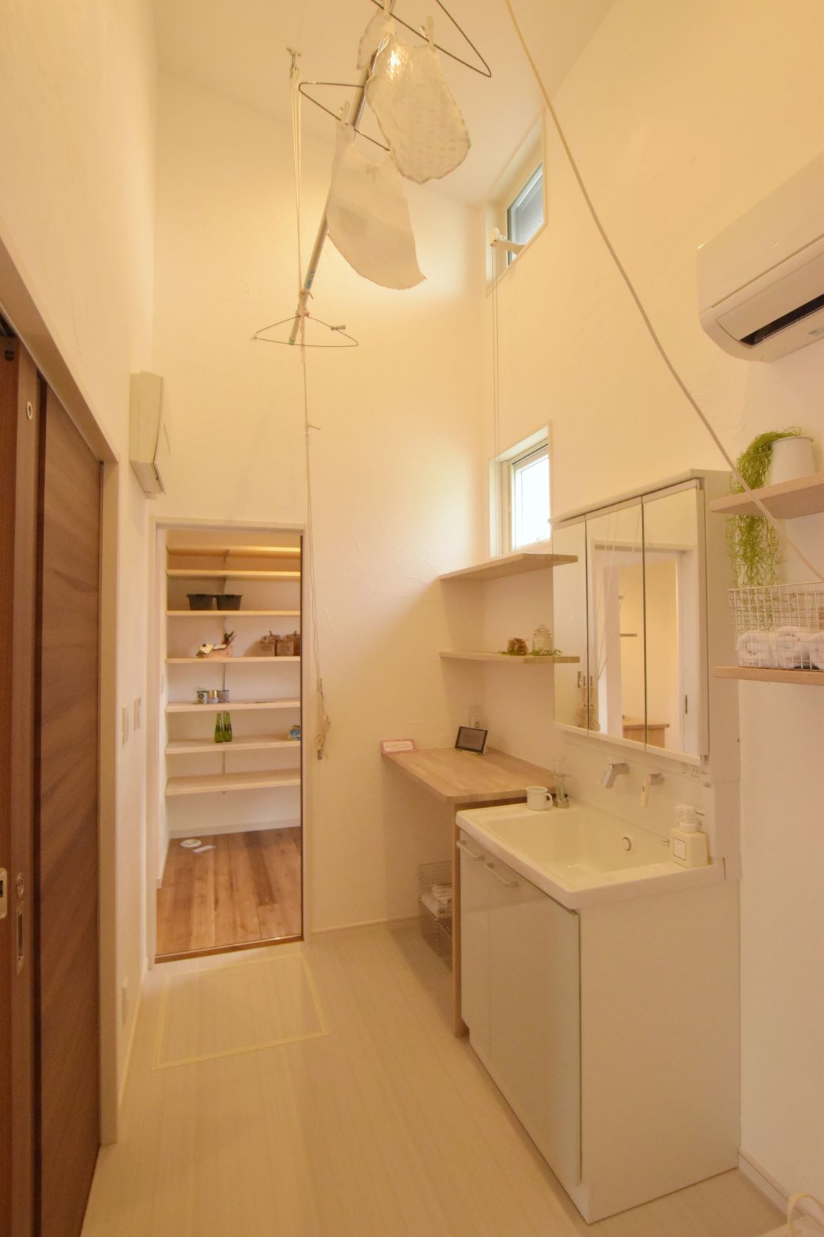 洗面脱衣室はマスターズオリジナルの物干しシステムで部屋干しができるように。