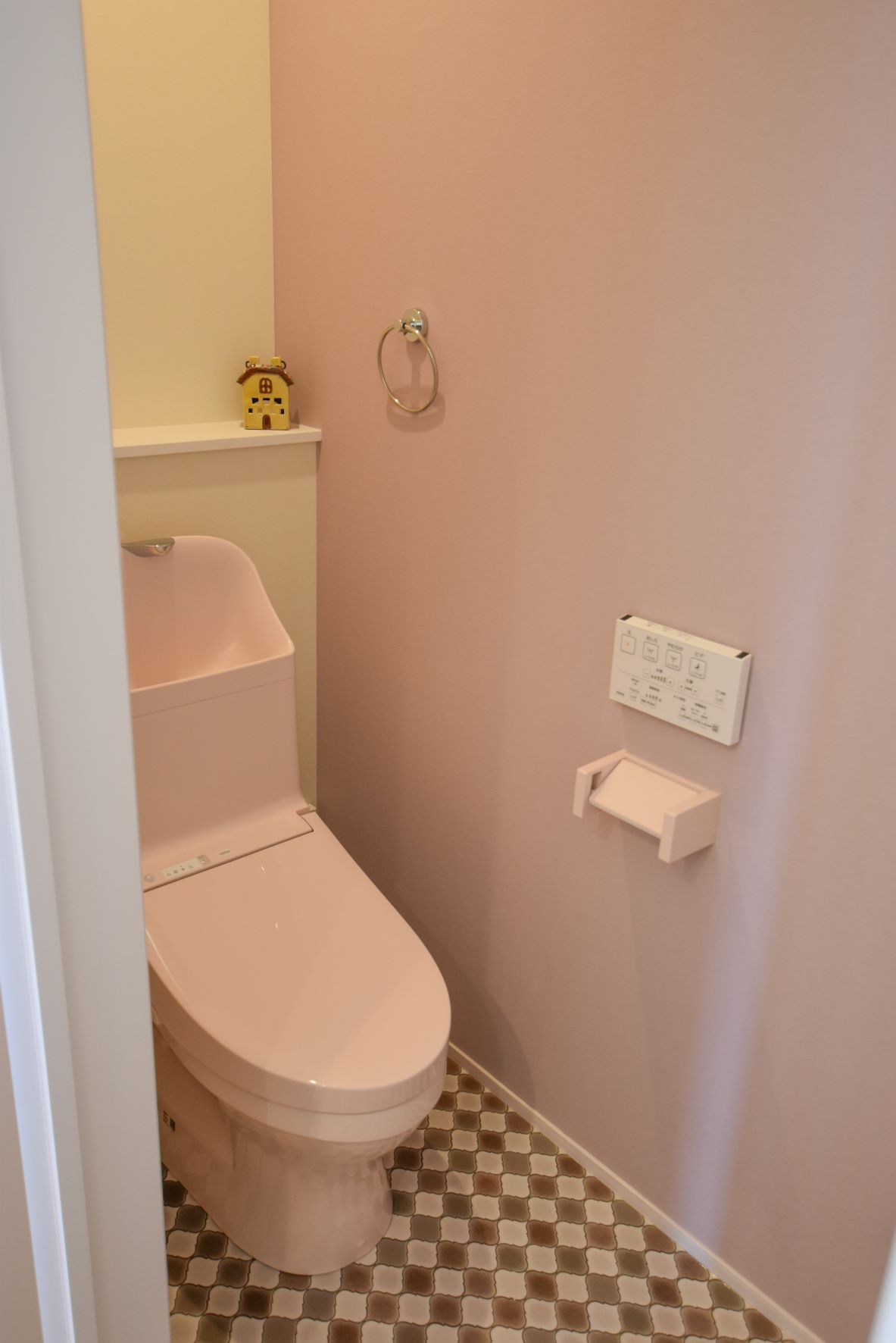 二階のトイレはかわいらしいピンクに。