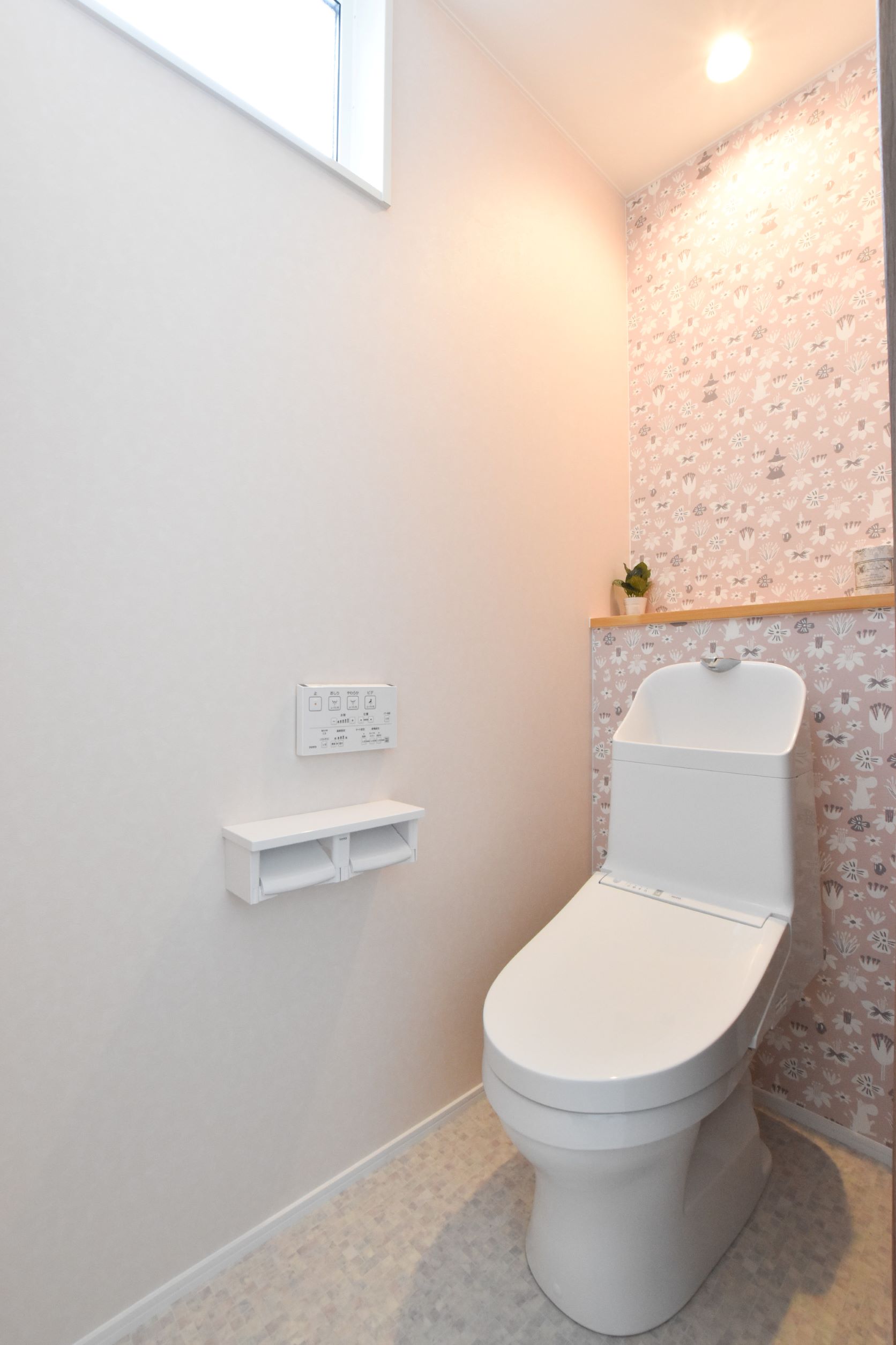 2Fのトイレはムーミンの壁紙を使ってにぎやかに。