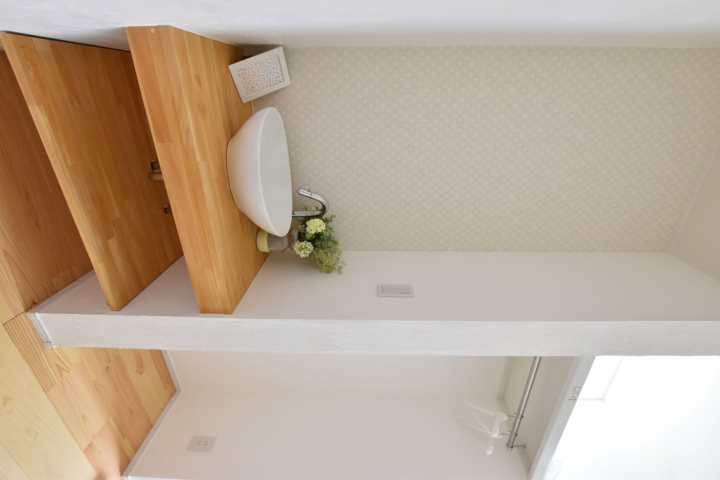 玄関手洗いは清潔感あふれる白で統一。水垂の心配のない水栓はコーディネーターの一押しです。