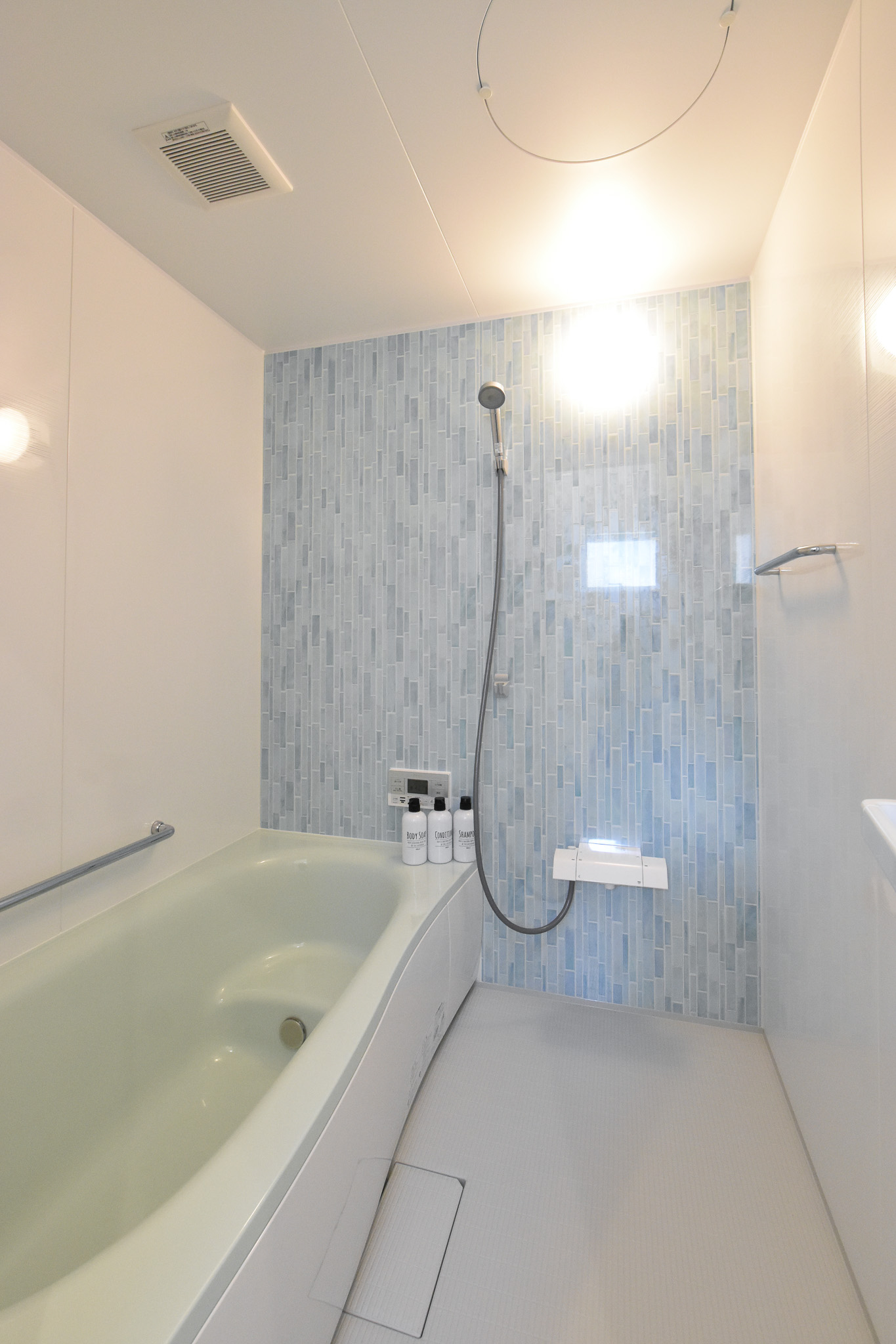白を基調とした明るい浴室　Panasonicオフローラ