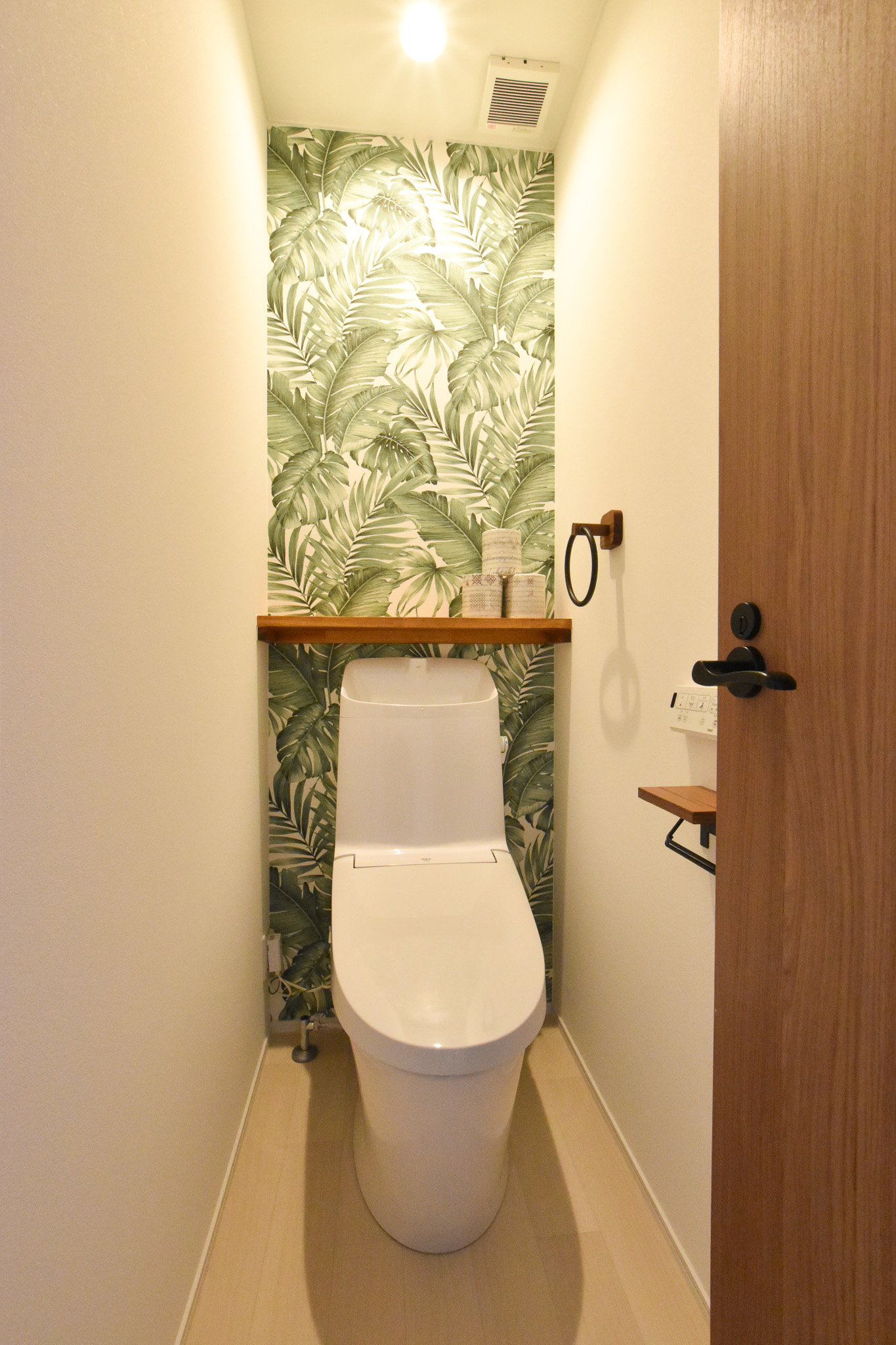 2階はプライベートスペース。トイレの壁紙も遊び心のあるデザインに。