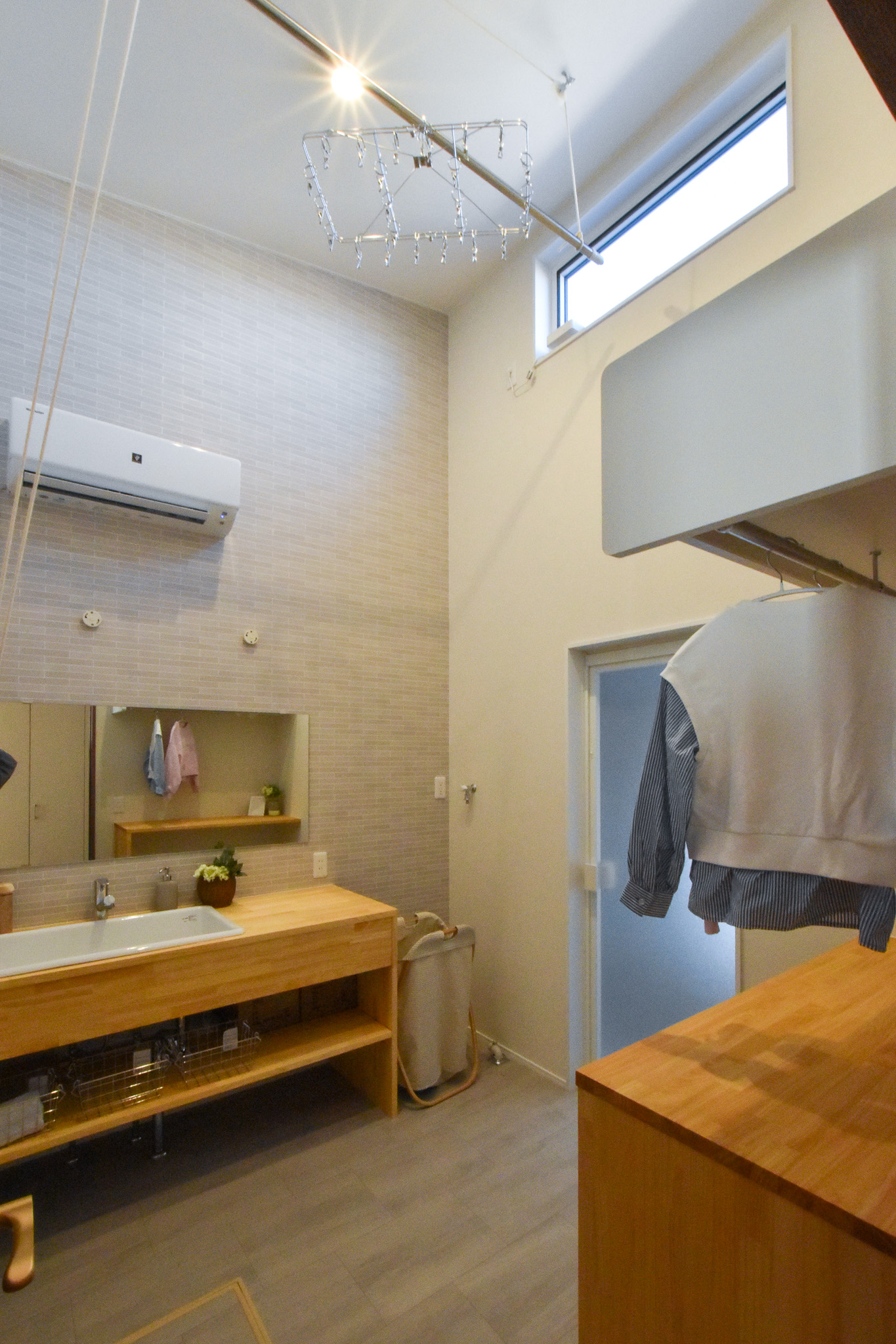 天井を高く取った洗面には両側にカウンターを設けました。